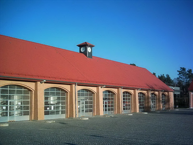 KFZ-Halle mit Uhrenturm